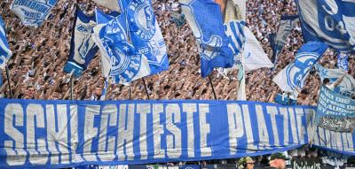 „Schöne Sommerpause, ihr Versager“ – Schalke-Fans verhöhnen eigene Mannschaft