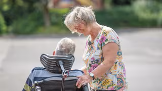 Verbände drängen auf Pflegegeld für pflegende Angehörige