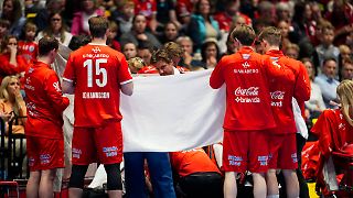 Trainer kollabiert im Finale, geschockte Spieler holen den Titel