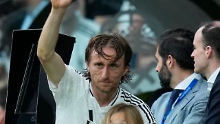 Luka Modrić bricht in Tränen aus und wird von Toni Kroos umarmt