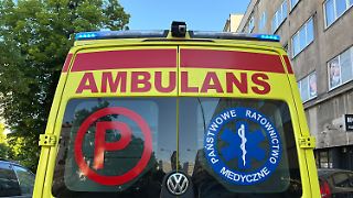 Rennfahrer verliert Kontrolle und rast in Zuschauermenge