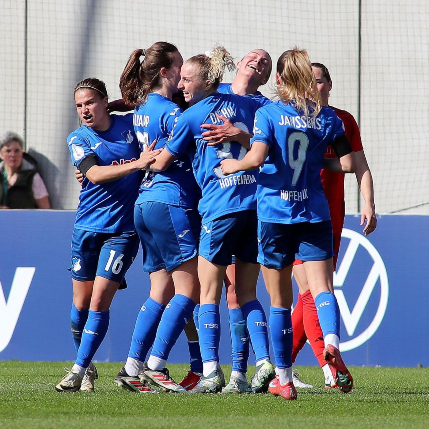 Erster Bundesliga-Klub garantiert Schwangeren Vertragsverlängerung