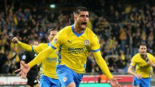 Eintracht Braunschweig rettet sich in hitziger Zweitliga-Relegation