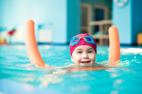 Schwimmhilfen für Kinder: Wie auch Wassermuffel sicher schwimmen lernen