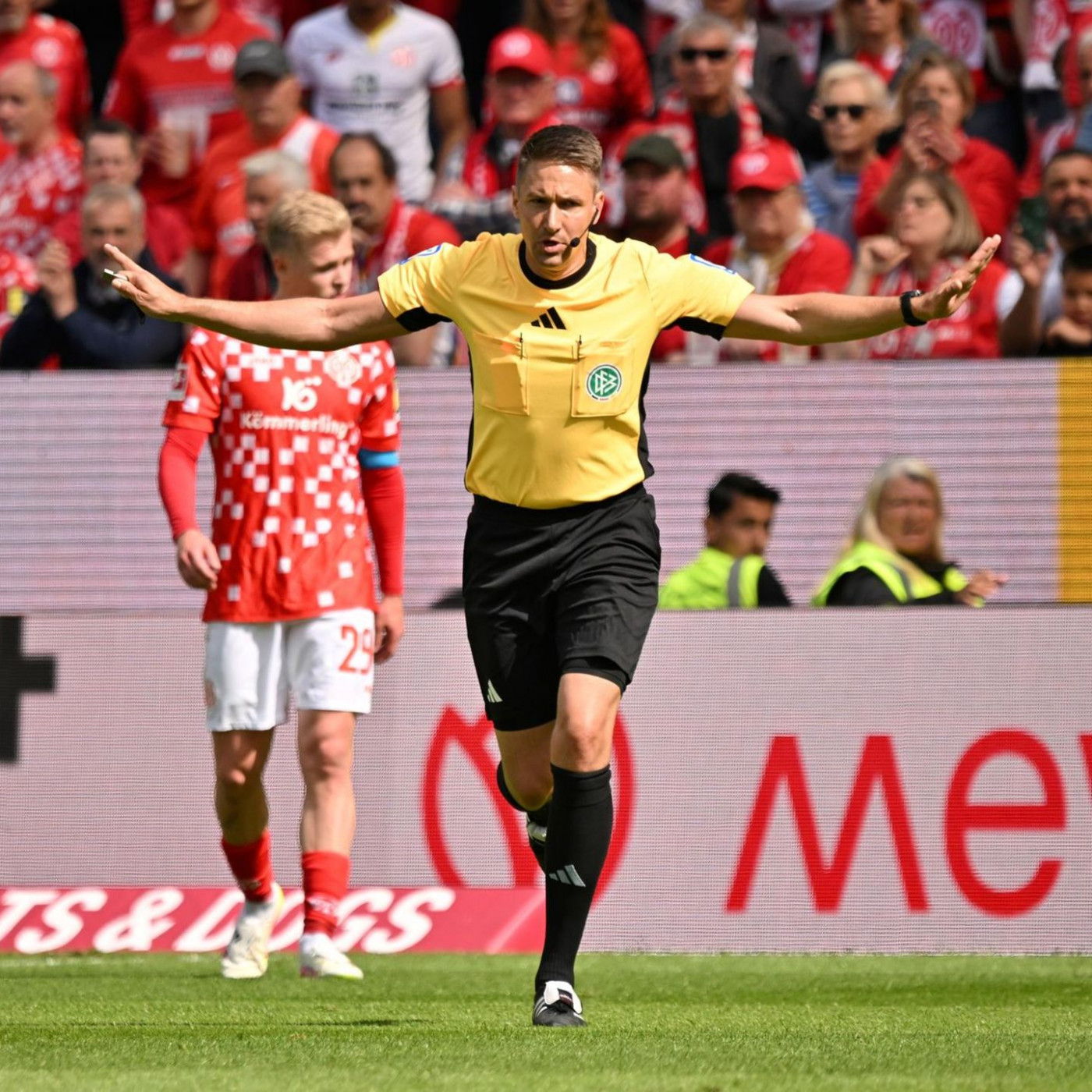 Schiedsrichter-Durchsagen künftig wohl in allen Fußball-Stadien