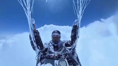 Gleitschirmflieger in China auf über 8.000 Meter gesogen