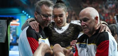 Unter Schmerzen wird Deutschlands große Turn-Hoffnung weggetragen