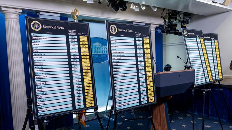 Gericht setzt Trumps Zölle vorerst wieder in Kraft