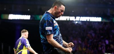 Störender Wind auf der Bühne, doch Luke Humphries stürmt zum Sieg