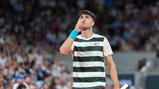 Alcaraz schafft es nach Wackler ins Achtelfinale