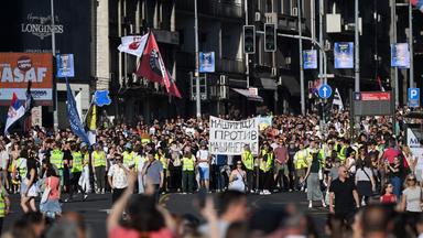 Tausende fordern Neuwahlen in Serbien
