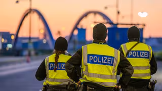 Polizei setzt Zurückweisungen von Asylsuchenden trotz Gerichtsurteil fort