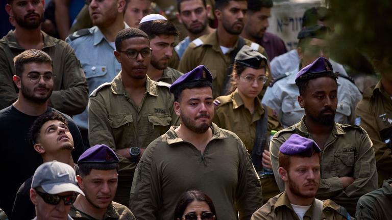 Wie Reservisten unter dem Krieg ächzen