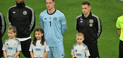 Bei seinem 100. Länderspiel läuft Kimmich mit seinem Sohn an der Hand ins Stadion ein