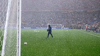 Gewitter mit Hagel: Anpfiff von Länderspiel verschoben