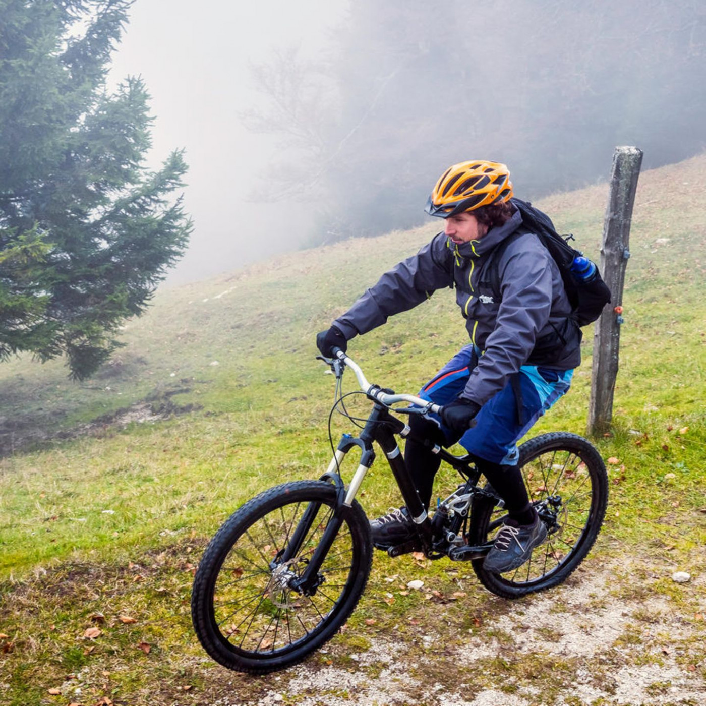 Von Kopf bis Fuß auf Regen eingestellt: Radoutfits für nasses Wetter