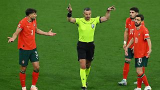 So werden Schiedsrichter einem Stadion zum Fraß vorgeworfen