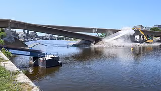 Brückenzüge A und B der Carolabrücke in Dresden kontrolliert eingestürzt