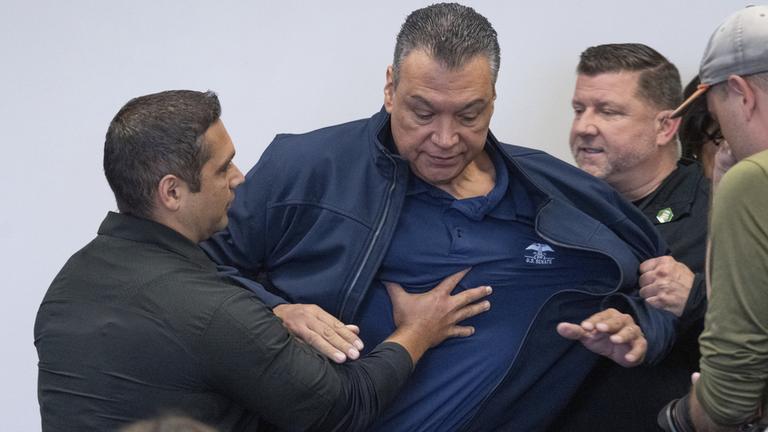 US-Senator bei Pressekonferenz gewaltsam abgeführt