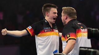 Halle flippt aus: Deutscher Darts-Sensationssieg gegen England