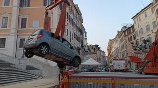 80-Jähriger brettert mit Auto Spanische Treppe hinunter