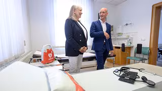 Ärztemangel auf dem Land in Sachsen: Erster Absolvent aus Modellprojekt nimmt Arbeit auf