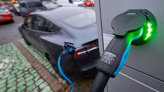 Studie: Falschinformationen über E-Autos finden mehr Zustimmung als Ablehnung