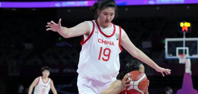 Größte Frau der Welt feiert ihr Debüt in Chinas Nationalteam