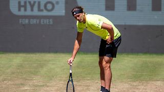 Erbrechen und Knie-Treffer: Zverev kämpft sich ins Halbfinale