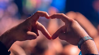 Besser als Sex? Warum Konzerte Oxytocin triggern können