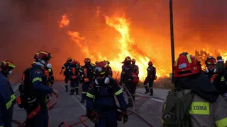 Waldbrände auf Chios vereinen sich zu grossem Feuer