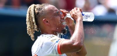 Bayerns Ersatzspieler schauen das Spiel gegen Benfica in der Kabine