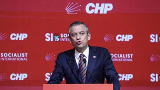 Prozess gegen CHP-Chef Özel verschoben – Blick auf die Opposition