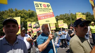 Taxifahrer in Deutschland protestieren gegen Uber und Co.