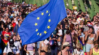 Junge Menschen in der EU stehen hinter der Demokratie – sehen aber Reformbedarf