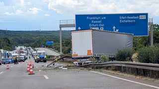 A4 bei Weimar nach Unfall mit Gefahrgut komplett gesperrt