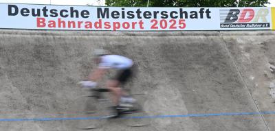 „Sie stürzten über die Bande“ – Radfahrer schleudern mit 60 km/h in Zuschauergruppe