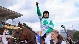 Nina Baltromei siegt als erste Frau beim Galopp-Derby