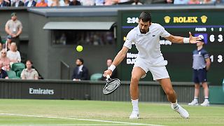 Djokovic zittert sich nach Katastrophen-Start weiter