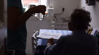 Pflegende Angehörige: Interessenvertretung sieht kein Sparpotenzial bei häuslicher Pflege