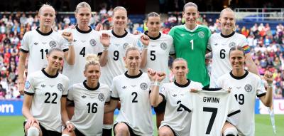 Die großen Gesten der Nationalspielerinnen für ihre verletzte Kapitänin