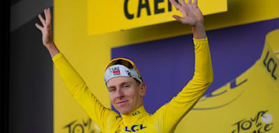 Was zieht er bloß an? Pogacar fährt ins Gelbe Trikot und behält Berg- und Sprint-Trikot