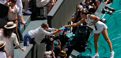 Hitze in Wimbledon – Sabalenka eilt Zuschauerin zu Hilfe