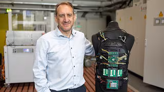 Intelligente Warnweste: Wie ein Schulterklopfen Leben retten kann