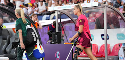 Giulia Gwinn an Krücken, dennoch steht sie auf dem Spielberichtsbogen