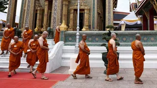 Buddhistische Mönche im Zwielicht