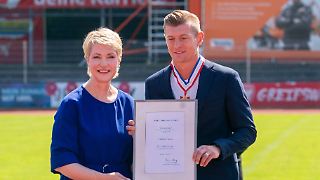 Bei seiner Ehrung singt Toni Kroos erstmal für Opa