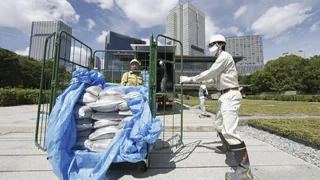 Japans Premier verteilt Fukushima-Erde an seinem Amtssitz