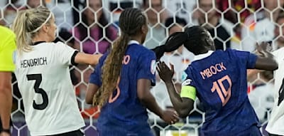 An den Haaren gezogen – die dumme Rote Karte der deutschen Verteidigerin