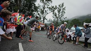 Tour-Begleitfahrzeug fährt unaufmerksamen Fan um